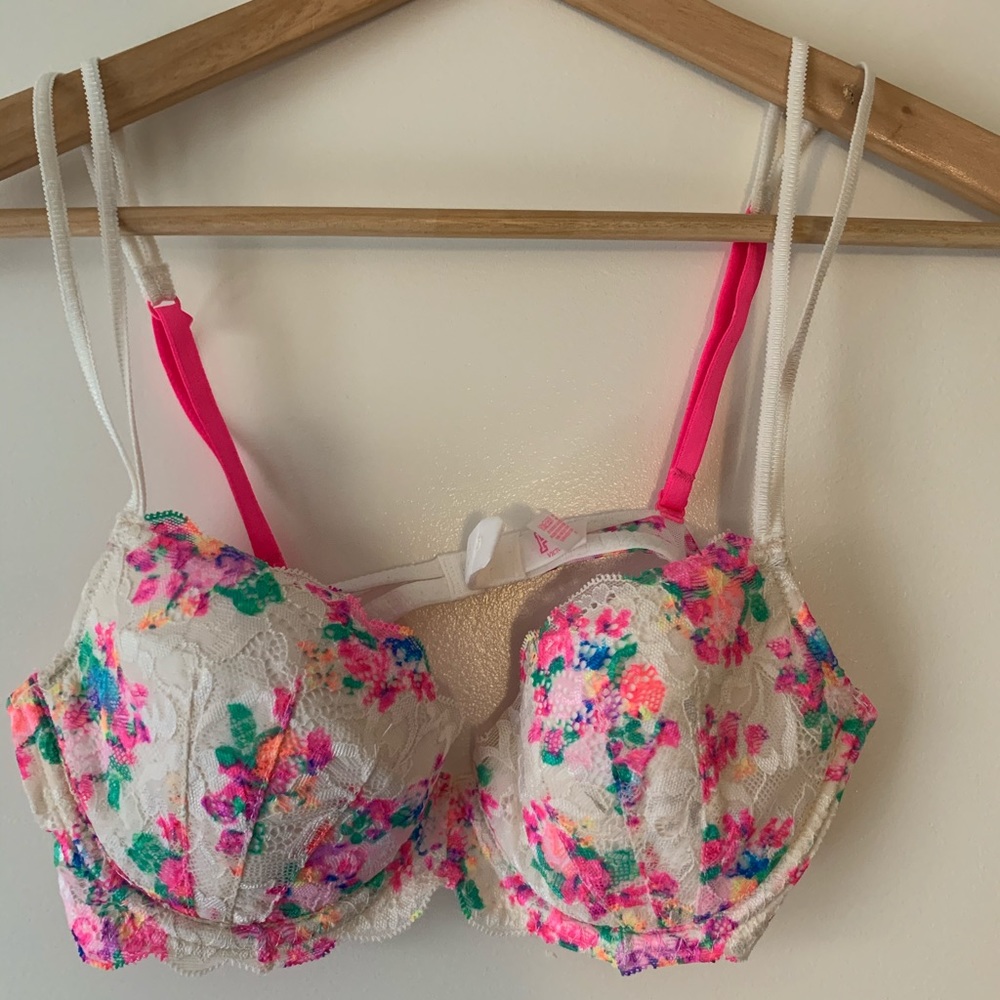 PINK, Victoria secrets Bra. (Brand new)
